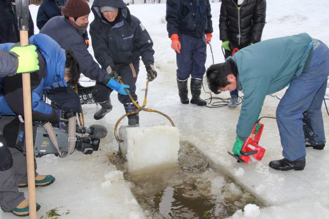 青年部員や職員の手で切り出される氷